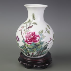 FAMILLE ROSE BIRD-PATTERNED ZUN STYLE PORCELAIN VASE