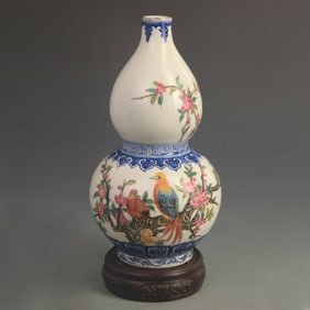 FAMILLE ROSE BIRD AND FLOWER GOURD PORCELAIN VASE