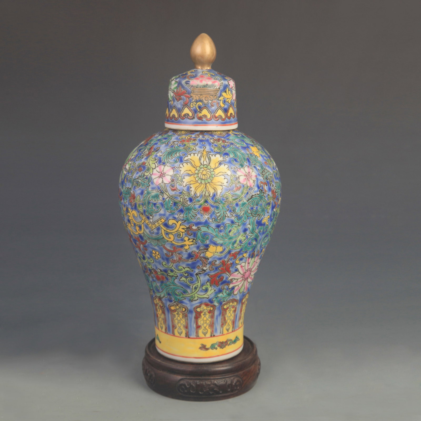 YELLOW GROUND FAMILLE ROSE COLOR MEIPING STYLE VASE WITH COVER: Qing Dynasty Qianlong Period; High: 9.50 inch; Diameter: 5.50 inch;