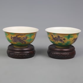 PAIR OF YELLOW GROUND BEAST PATTERN BOWLS