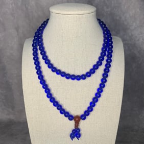 A FINE BLUE CRYSTAL MADE NECKLACE