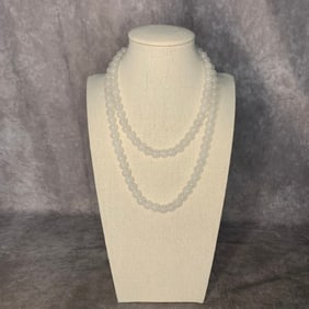 A FINE CRYSTAL MADE NECKLACE