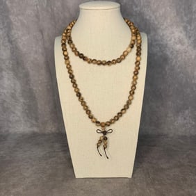 A FINE AGARWOOD CHEN XIANG MU MADE NECKLACE