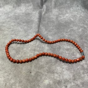 A FINE CORAL NECKLACE (SINGLE BEAD DIAMETER: 0.23 CM)