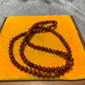 A FINE AGATE NECKLACE (SINGLE BEAD DIAMETER: 0.2 CM)