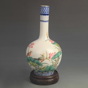 A FINE ENAMEL COLOR BIRD PATTERN PORCELAIN LONG NECK VASE