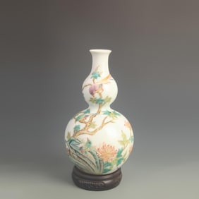 FAMILLE CLOISONNE ENAMEL BOTTLE WITH FLOWER PATTERN IN THE SHAPE OF A GOURD
