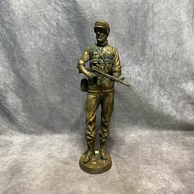 CONTEMPORARY BRONZE VIETNAM WAR SOLDIER ORNAMENT
