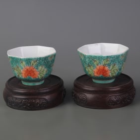 PAIR OF FAMILLE ROSE FLOWER PATTERN SMALL BOWLS