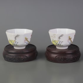 PAIR OF FAMILLE ROSE PATTERN SMALL BOWLS