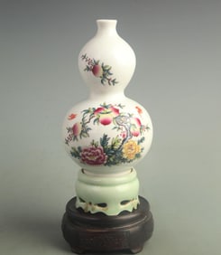 FAMILLE ROSE PORCELAIN VASE WITH AUSPICIOUS SYMBOLS OF WEALTH