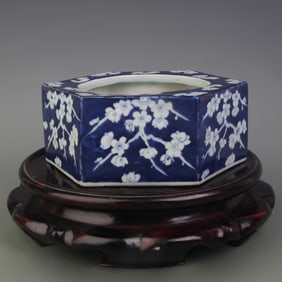 BLUE AND WHITE HEXAGONAL BRUSH WASHER WITH FLORAL PATTERNS
