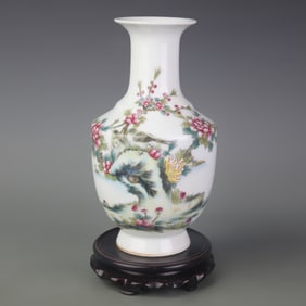 FAMILLE ROSE FLOWER PATTERN PORCELAIN VASE