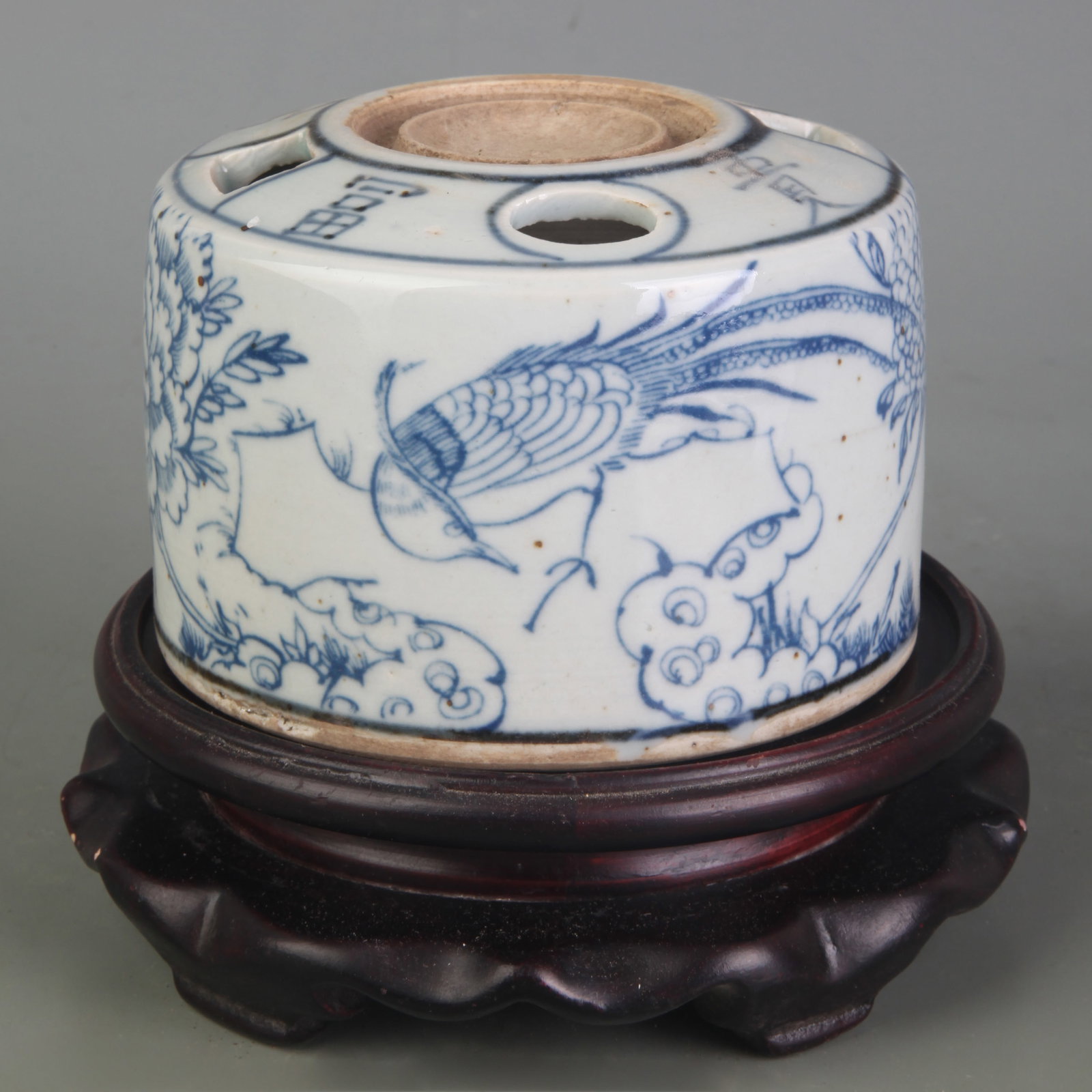 BLUE AND WHITE PORCELAIN PEN WASHER: Ming Dynasty; Diameter: 4.1 in ; High: 3.0 in