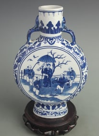 A FINE BLUE AND WHITE FIGURE MOON STYLE PORCELAIN VASE