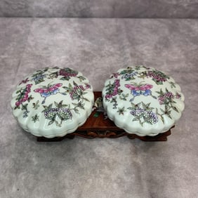 PAIR OF FAMILLE ROSE BUTTERFLY PATTERN PORCELAIN BOX