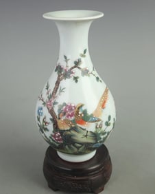 FAMILLE ROSE FLORAL PATTERN “YU HU CHUN?? STYLE PORCELAIN VASE
