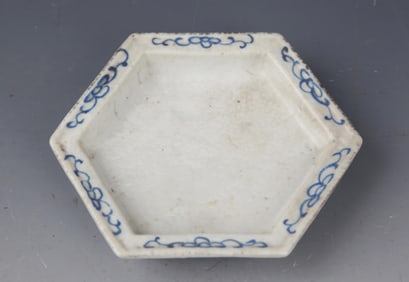 A FINE BLUE AND WHITE SIX SIDE PORCELAIN PLATE