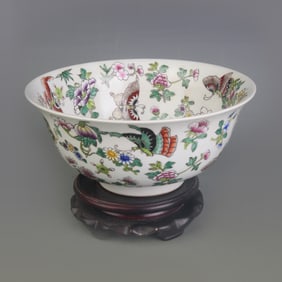 FAMILLE ROSE PORCELAIN BOWL WITH FLORAL AND BIRD MOTIFS