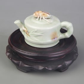 A SMALL PORCELAIN WATER DROP (WRITING TOOL)