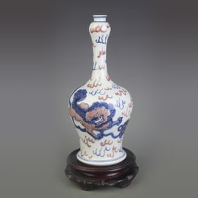 BLUE AND WHITE UNDERGLAZE RED AUSPICIOUS BEAST PATTERN LONG-NECK GARLIC HEAD VASE
