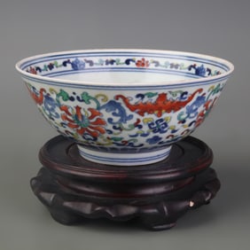 DOUCAI PORCELAIN BOWL WITH FLORAL PATTERNS