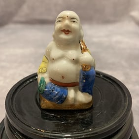 A FINE FAMILLE ROSE HUMAN FIGURE PORCELAIN SNUFF BOTTLE