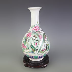 FAMILLE ROSE FIGURE PATTERN PORCELAIN VASE