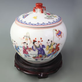FAMILLE ROSE FIGURE PATTERN PORCELAIN JAR