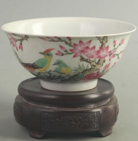 FAMILLE ROSE BIRD-AND-FLOWER PATTERN PORCELAIN BOWL