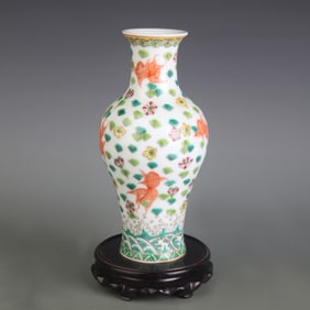 FAMILLE ROSE FISH AND ALGAE DESIGN DISPLAY VASE