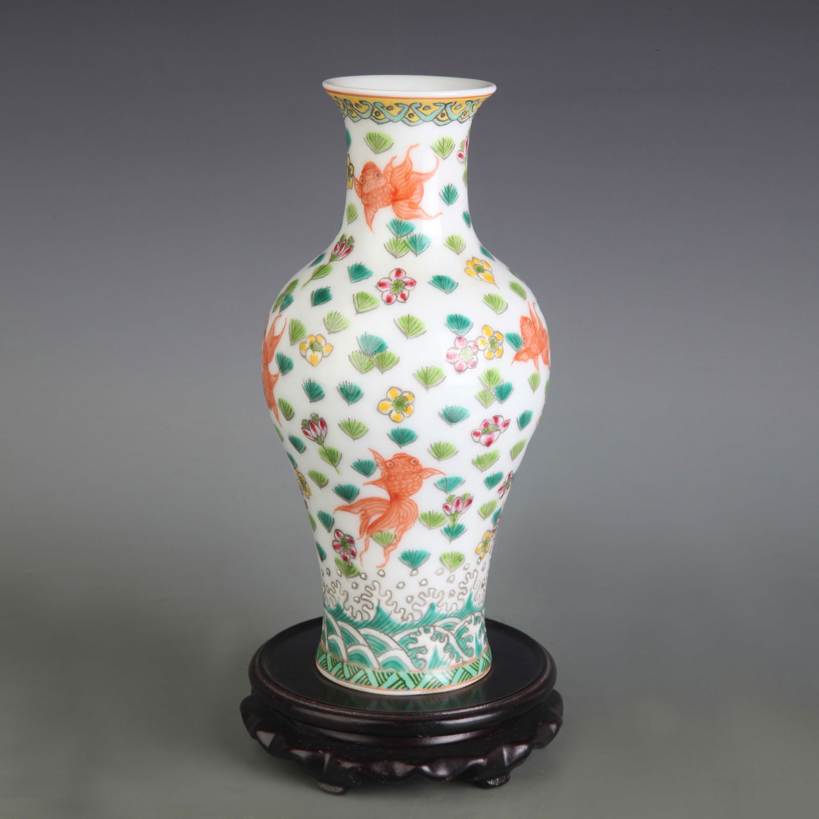 FAMILLE ROSE FISH AND ALGAE DESIGN DISPLAY VASE