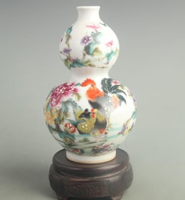 FAMILLE ROSE CHICKEN PATTERN PORCELAIN GOURD STYLE VASE