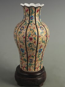 FAMILLE ROSE GOURD-SHAPED VASE WITH HUNDRED-FLOWER PATTERN AND GILDING