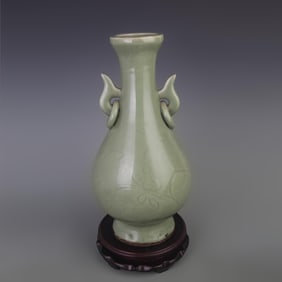 A LONG QUAN KILN FLOWER PATTER YU HU CHUN PORCELAIN BOTTLE
