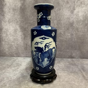 CHINESE BLUE AND WHITE BEAST PATTERN PORCELAIN VASE
