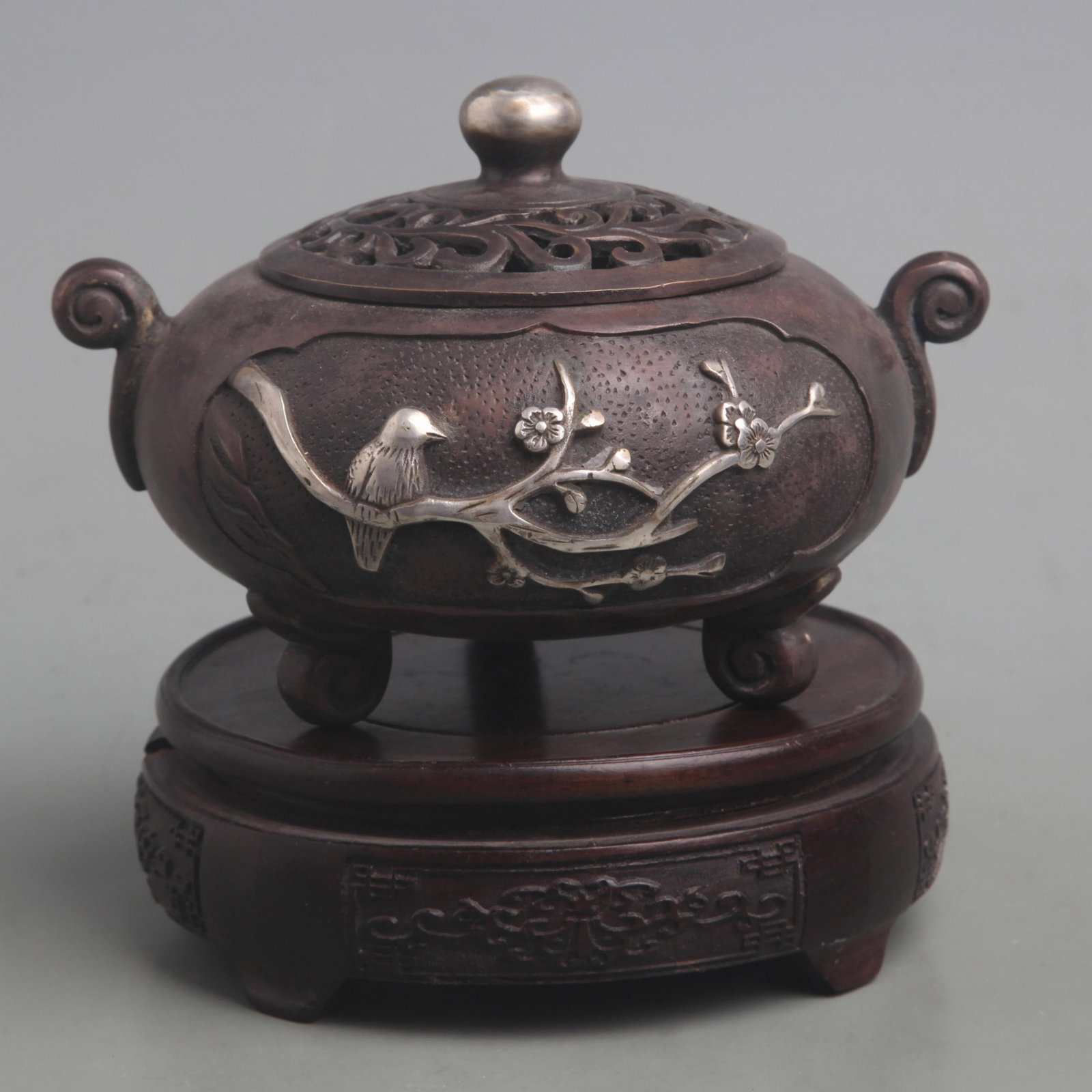 BRONZE INCENSE BURNER WITH FLOWER AND BIRD MOTIF: Ming Dynasty; Diameter:6.2 inch; High: 4.0 inch