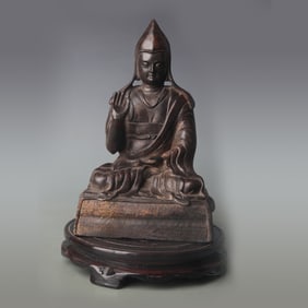 A FINE TSONGKHAPA BUDDHA STATUE