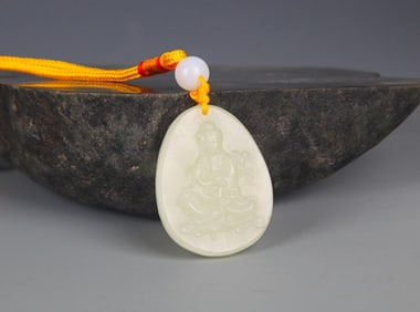 A FINE HE TIAN JADE PENDANT IN FIGURE OF GUAN YI