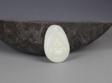 A FINELY CARVED HETIAN PALE CELADON JADE PENDANT PENDANT