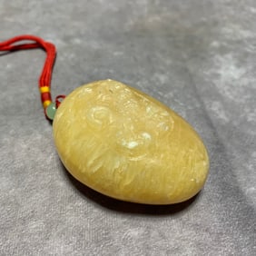 A LARGE YELLOW JADE DRAGON PATTERN HANDPIECE