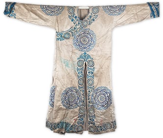 A FINE WHITE COLOR HAND MADE CHINESE ROBE