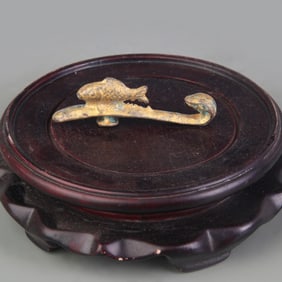 A SMALL GILT BRONZE BELT HOOK