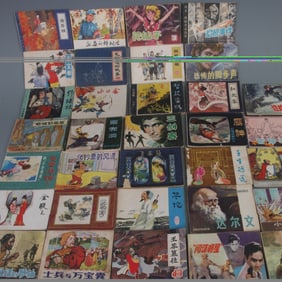 33 VOLUMES OF OLD CHINESE COMIC BOOKS