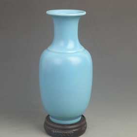 A LIGHT BLUE COLORL GLACED APPRECIATION PORCELAIN VASE