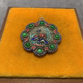 A FINE CLOISONNE ENAMEL PENDANT WITH GEM STONE