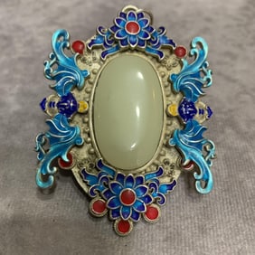 A FINE CLOISONNE ENAMEL PENDANT WITH GEM STONE