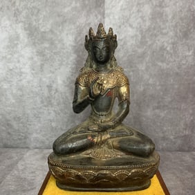 A FINE BRONZE TIBETAN BUDDHIST STATUE