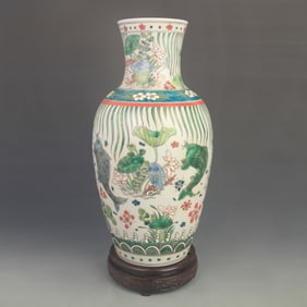 FAMILLE ROSE FISH AND ALGAE APPRECIATION PORCELAIN VASE