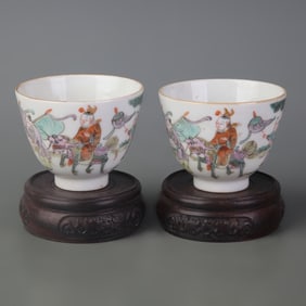 PAIR OF FAMILLE-ROSE FIGURE PATTERN SMALL CUPS